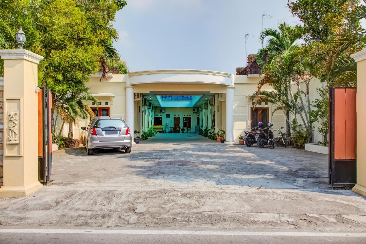 Oyo 3831 Pelangi Residence Syariah Surakarta  Экстерьер фото
