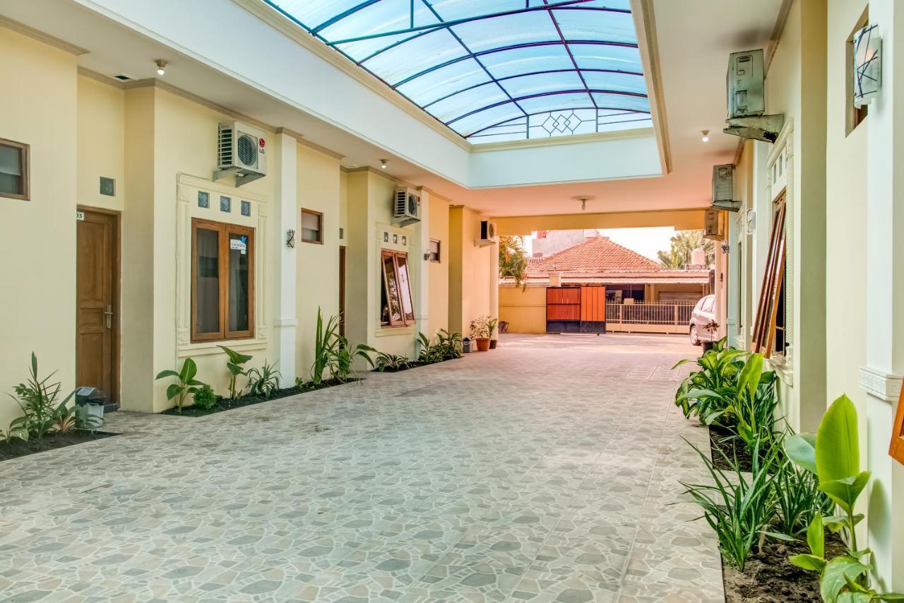 Oyo 3831 Pelangi Residence Syariah Surakarta  Экстерьер фото